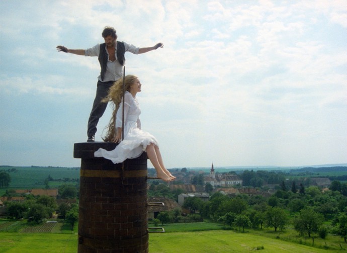Mezi nejslavnější role Jaromíra Hanzlíka patří Pepin z Postřižin (1980). Na fotografii okupuje komín s Magdou Vášáryovou.