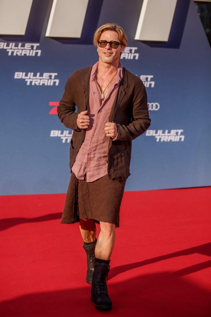 Brad Pitt ale v módě nefandí jen pánskému stylu. Podobně jako jeho dcera Shiloh s chutí sáhne i do šatníku určeného spíše pro příslušníky opačného pohlaví. Loni v Berlíně oblékl na uvedení filmu Bullet Train hnědou sukni a tvrdí, že sukně je oděv, který mužům sluší.