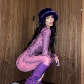 Megan Fox v kompletu Diesel, ke kterému doplnila fialové kozačky a chlupatý klobouk.