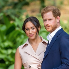 Meghan Markle a princ Harry jsou příznivci minimalismu, a tak si říkají M a H nebo Meg a Haz. Od kamarádů pak mladší syn krále Karla III. dostal přezdívku Potter, Meghan se od rodičů pyšní označeními květinka a fazolka. Mimochodem svoji vlastní přezdívku, nepříliš lichotivou, pro ni má i tchán Karel. Ten o ní podle svědků hovoří jako o wolframu, tedy mimořádně obtížně tavitelném chemickém prvku.