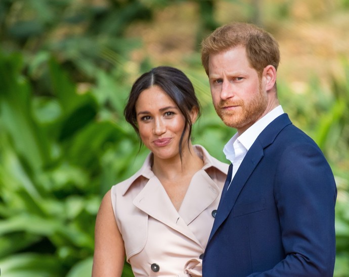 Meghan Markle a princ Harry jsou příznivci minimalismu, a tak si říkají M a H nebo Meg a Haz. Od kamarádů pak mladší syn krále Karla III. dostal přezdívku Potter, Meghan se od rodičů pyšní označeními květinka a fazolka. Mimochodem svoji vlastní přezdívku, nepříliš lichotivou, pro ni má i tchán Karel. Ten o ní podle svědků hovoří jako o wolframu, tedy mimořádně obtížně tavitelném chemickém prvku.