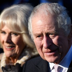 Král Karel III. a jeho choť Camilla se inspirovali rozhlasovou hrou stanice BBC a říkají si Fred a Gladys.