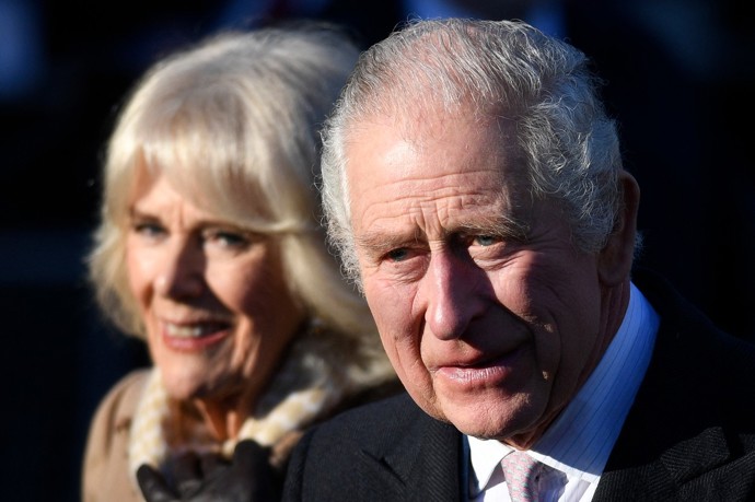 Král Karel III. a jeho choť Camilla se inspirovali rozhlasovou hrou stanice BBC a říkají si Fred a Gladys.