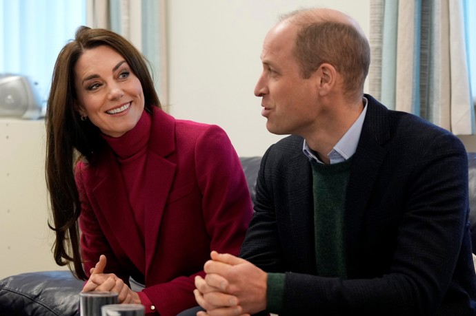 To starší syn krále Karla III. William má pro manželku, princeznu Kate, mnohem prozaičtější označení. Oslovují se miláčku nebo drahoušku. Kamarádi pak budoucímu vladaři s oblibou říkají Wills, zatímco maminka, princezna Diana, mu jako dvouletému přezdívala vombat. I Kate si coby školačka musela zvykat na jméno inspirované živočišnou říší, přezdívku Kvík po svém morčeti.
