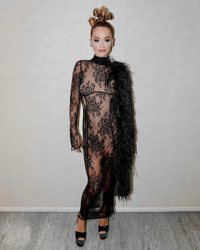 Průhledný krajkový model vynesla Rita Ora nedávno do britského pořadu Masked Singer.