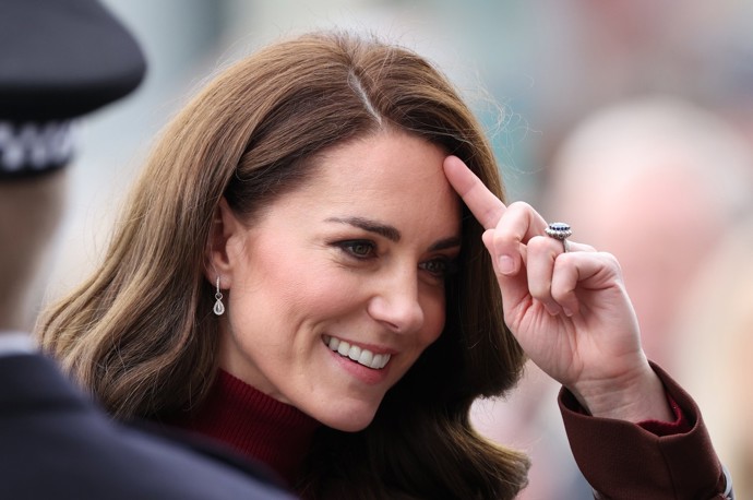 K tmavému outfitu zvolila Kate jemné doplňky v podobě malých kapkovitých náušnic a prstenu po princezně Dianě. 
