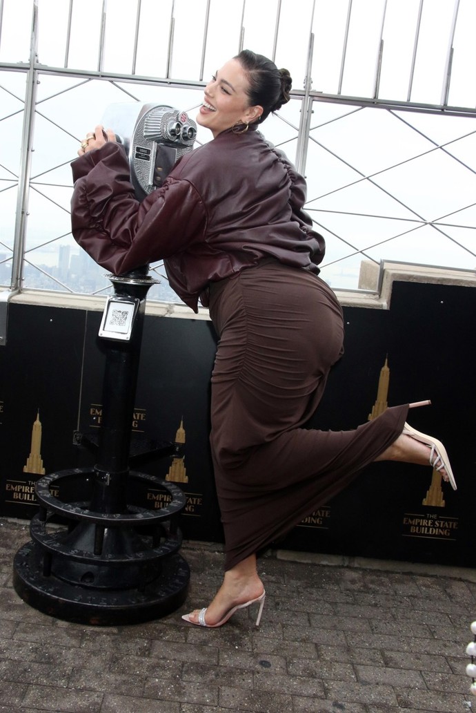 Takhle zvesela modelka skotačila na vyhlídce Empire State Building v jehlových sandálech. 