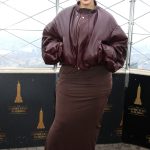 V tomto outfitu modelka odstartovala newyorský týden módy v koženkovém bomberu a maxišatech. 