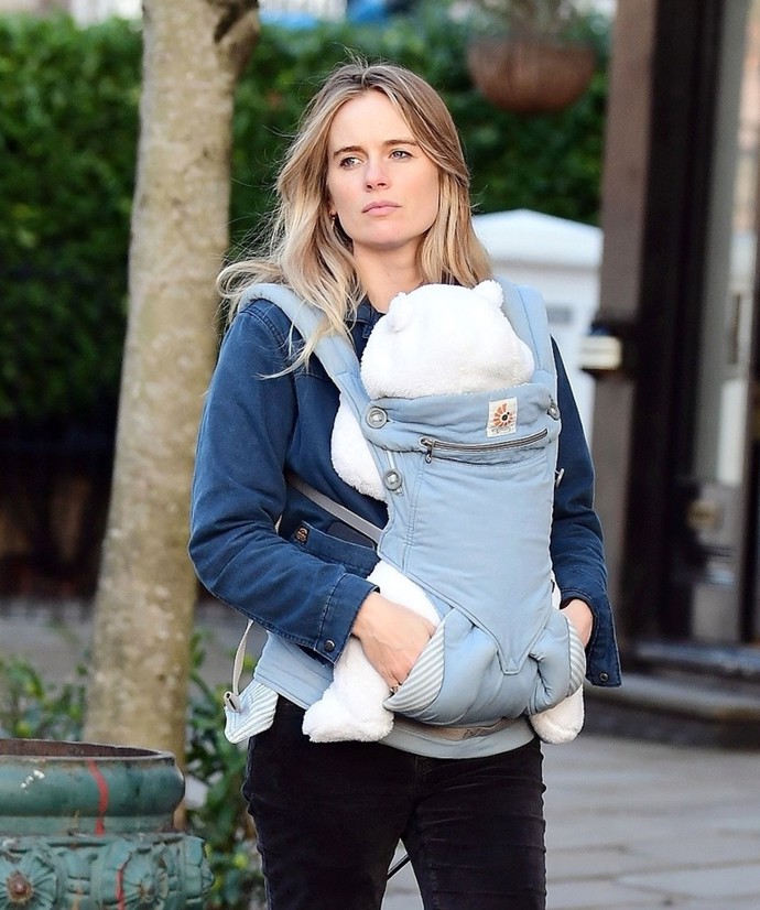 Modelka a nyní novinářka Cressida Bonas, se kterou byl Harry v letech 2012-2014, je vdaná a má miminko. Jelikož dlouho nemohla přijít do jiného stavu, podstoupila IVF. Jejím manželem je investor Harry Wentworth-Stanley.