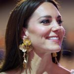A zde náušnice v detailu. Za pozornost ale stojí i make-up princezny Kate. Ten je velmi jemný a přirozený, přičemž kontrast k němu tvoří výrazné kouřové líčení očí. Pro manželku prince Williama poněkud netypické.