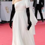 Kate Middleton se o víkendu objevila na nejprestižnější britské filmové události, cenách BAFTA. Pro slavnostní večer zvolila úchvatnou bílou róbu na jedno rameno od svého oblíbeného návrháře Alexandra McQueena, kterou na stejnou událost oblékla už v roce 2019.