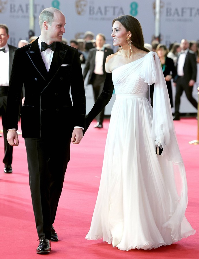 Kate se na červeném koberci objevila po boku svého manžela, prince Williama a oba si slavnostní večer moc užili.