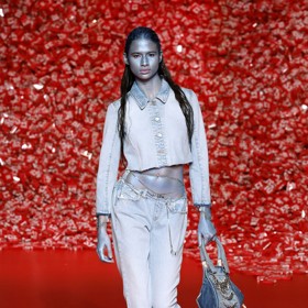 Hlavní je pro Diesel stále denim. Trendem jsou nyní bokovky. 