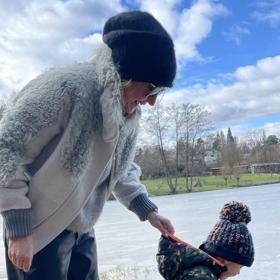 Dvouletý syn Pepíček je neposeda, v jeho věku ho musí máma hlídat na každém kroku a s kočárkem ani radši nejezdí na eskalátorech.