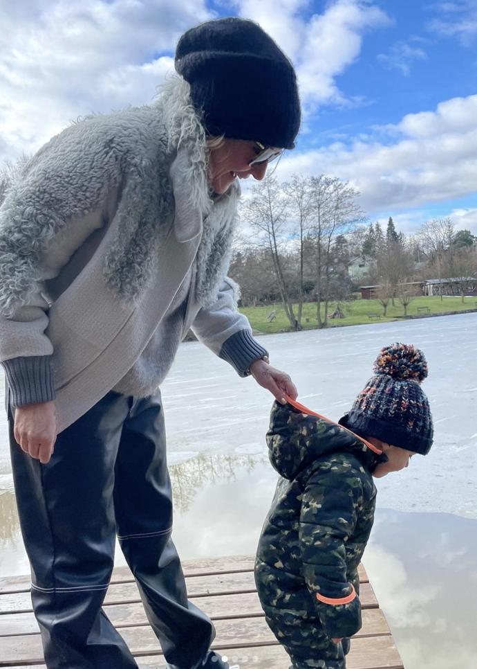 Dvouletý syn Pepíček je neposeda, v jeho věku ho musí máma hlídat na každém kroku a s kočárkem ani radši nejezdí na eskalátorech.