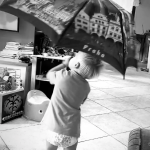 Pepíček Pizinger je velkej showman, tady mámu pobavil, když s deštníkem zatančil na písničku Singin' in the Rain.