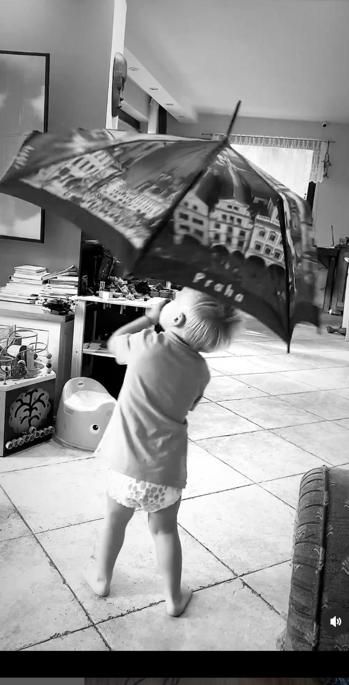 Pepíček Pizinger je velkej showman, tady mámu pobavil, když s deštníkem zatančil na písničku Singin' in the Rain.