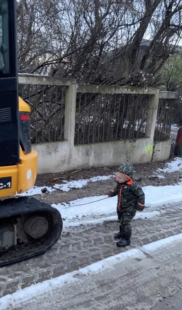 Nejvíc Pepíčka baví zkoumat okolní svět. "To je krásnej bagr," prohlásil s klackem v ruce při průzkumech ulic kolem domu.