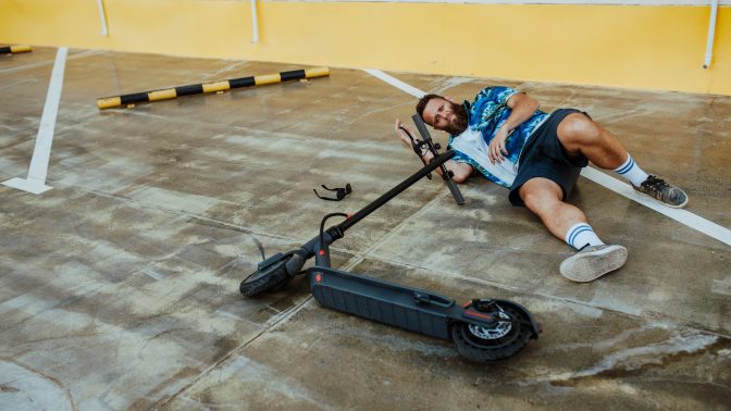 Nehod na koloběžkách stále přibývá. Tušíte, jak se zachovat, když se stanete jejich součástí?