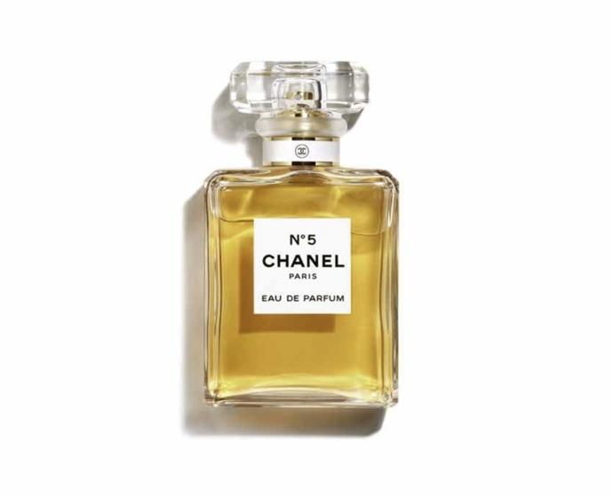 Ikona mezi parfémy, Chanel no. 5, byl světu představen v roce 1921. Na svědomí jej má parfumér Ernest Beaux, který se narodil v Rusku, ale působil v Cannes. Ernest představil Gabrielle Chanel, zakladatelce stejnojmenné značky, své nejlepší kombinace, z nichž právě číslo 5 vyhrálo. V parfému se snoubí růže i jasmín a je světovým trhákem už přes sto let. Cena od 2 tisíc výše