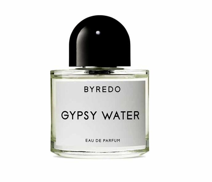 Flakonek značky Byredo možná vypadá velice nenápadně, ale skrývá v sobě vůni, která je oslavou romského stylu života a fascinací nad jejich mýtem. Dřevitá vůně obsahuje tóny bergamotu, citronu, kadidla, vanilky, kosatce ale i jehličí a santalového dřeva. Je z ní cítit kočovný styl života, a navíc je unisexová. Cena od 3 600 Kč