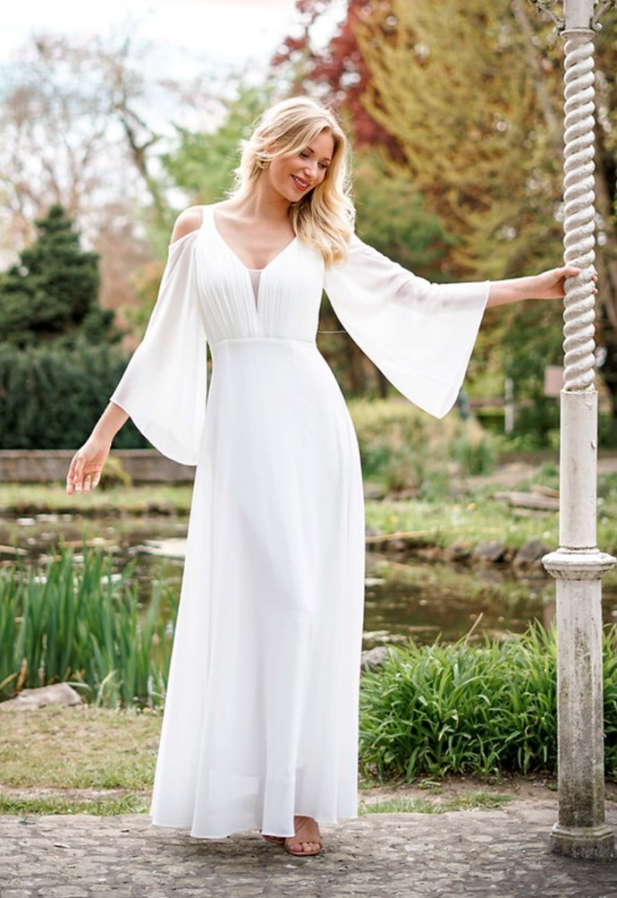 Svatební šaty Teodora se zajímavě řešenými rukávy v souladu s letošními trendy. Eva & Lola, 2 090 Kč