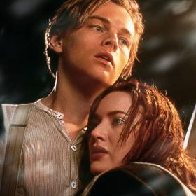 Titanic (1997) je nejen příběhem nejznámější námořní katastrofy, ale také lásky dvou mladých lidí - Jacka (Leonardo DiCaprio) a Rose (Kate Winslet).