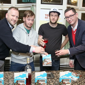 Tomáš Břínek alias TMBK pokřtil v roce 2018 knihu Továrna na debilno. Nechyběl Jiří Ovčáček (vpravo).