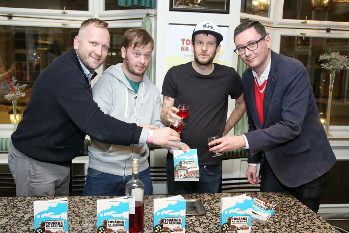 Tomáš Břínek alias TMBK pokřtil v roce 2018 knihu Továrna na debilno. Nechyběl Jiří Ovčáček (vpravo).