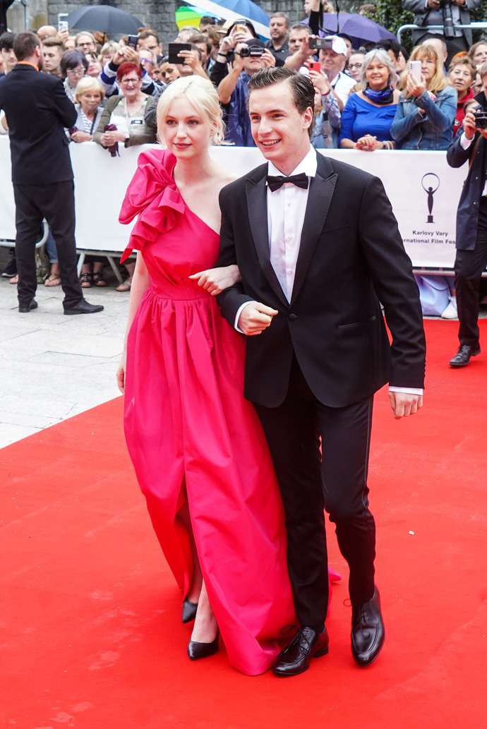 Takhle to Oskarovi slušelo na červeném koberci v Karlových Varech.