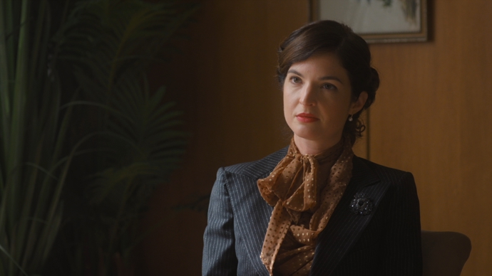 Podle výtvarnice Michaely Horáčkové například ve 30. a 40. letech dámy nenosily výstřihy větší než 12 centimetrů.