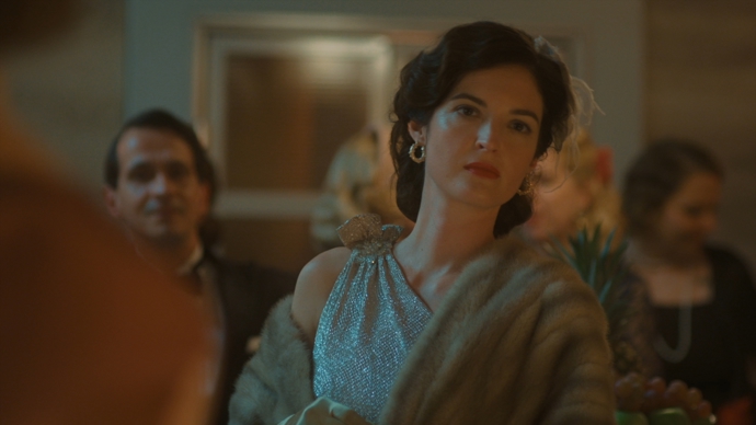 Také večerní šaty měly svá pravidla. Do dámské kabelky se například mohly vejít jen mince na zpáteční taxi.