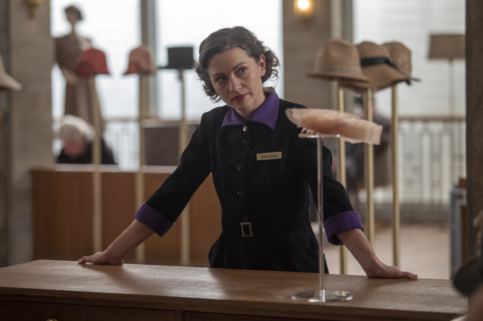 Děj seriálu se odehrává v nově otevřeném obchodním domě Zlatá labuť.