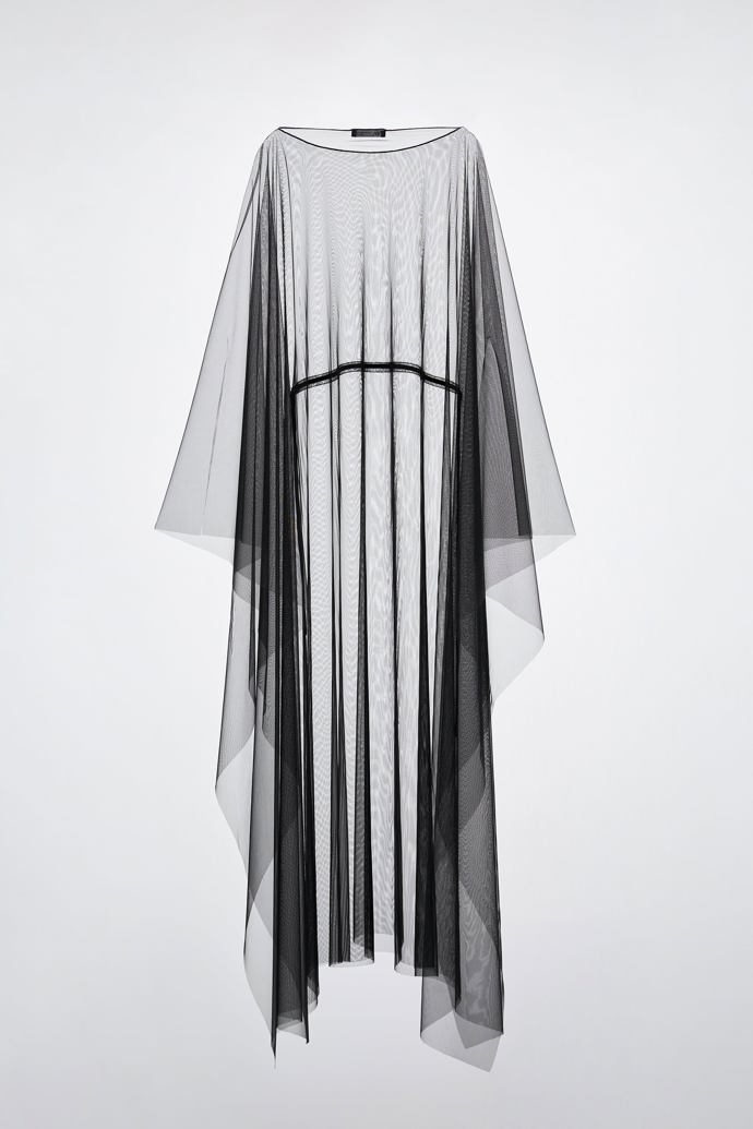 Průsvitná pelerína (Zara, 999 Kč) je ideálním kouskem pro vrstvení.