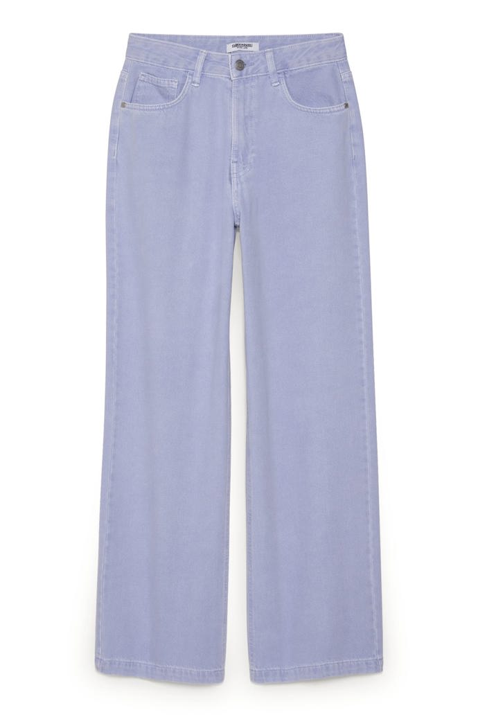 Fialkový odstín loňské barvy roku Very Peri stále figuruje mezi pastelovými favority. Sluší i džínám Clockhouse za 698 Kč.