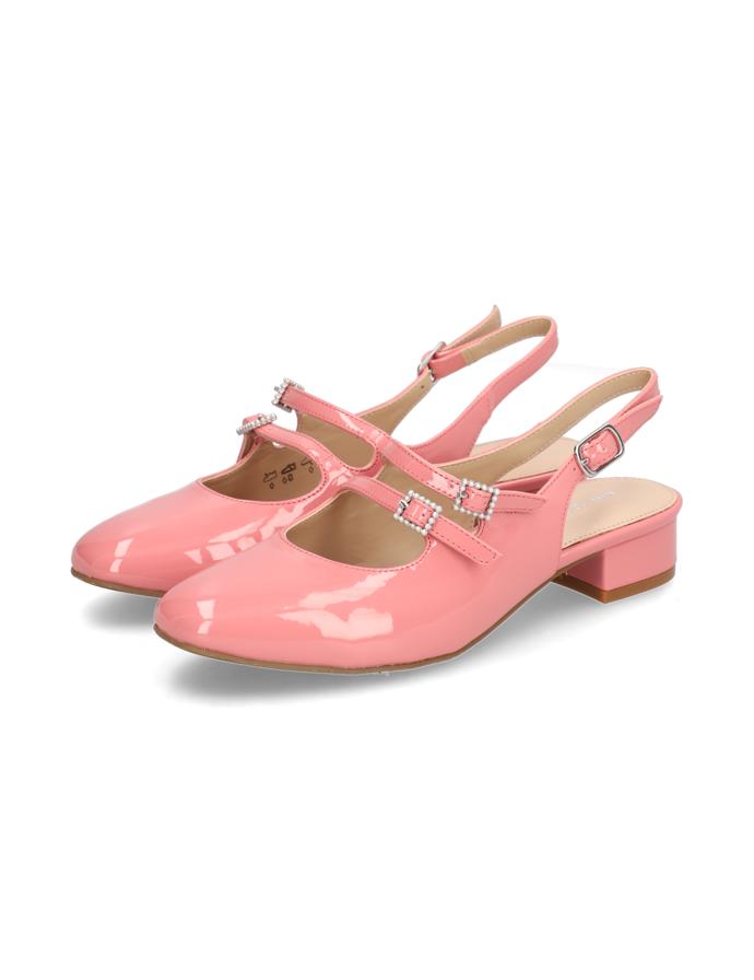 Model Kate Gray s otevřenou patou, tzv. slingback. Humanic, 1 899 Kč