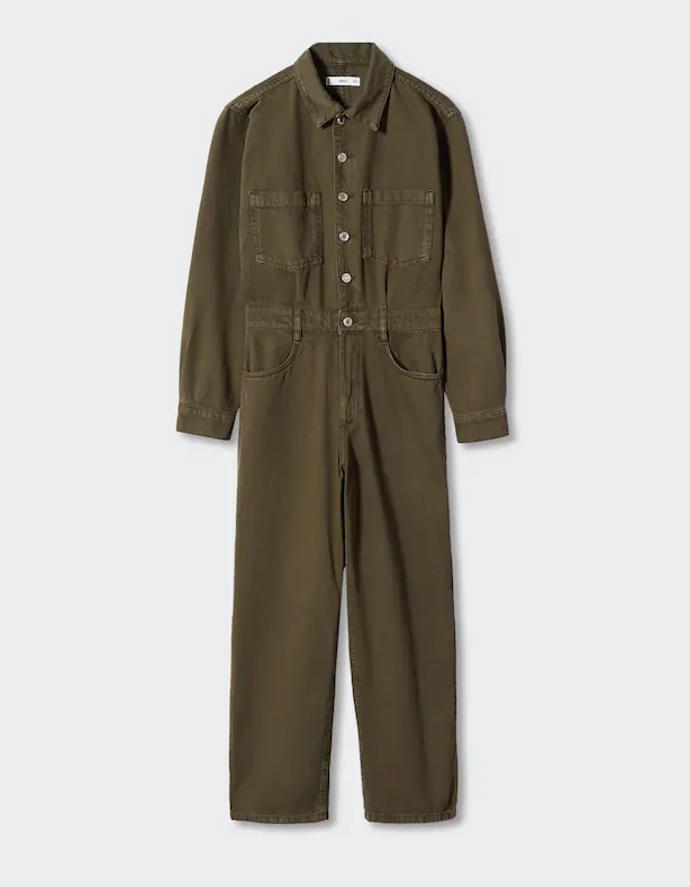 Overal ve stylu pilotské kombinézy nemusí být jen modrý. V khaki provedení vynikne army styl tohoto kousku ještě o něco výrazněji. Mango, 1 599 Kč