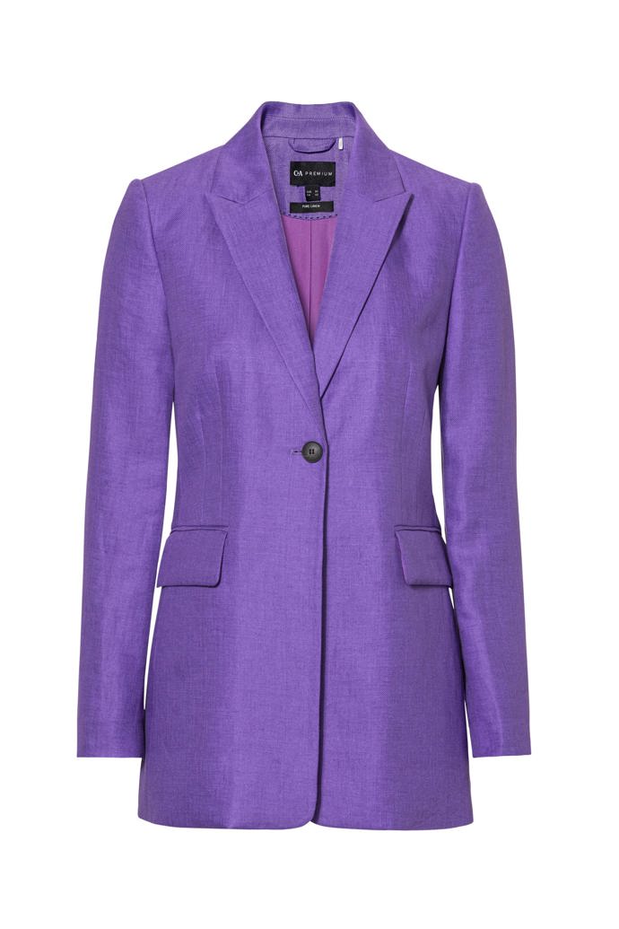 Nezdráhejte se vyrukovat se svými dosud zanedbávanými oblíbenými barvami. Trend barevně celistvých modelů vítá do svých řad milovanou i zatracovanou fialovou! A jak jí to sluší na lněném saku C&A za 1 798 Kč.