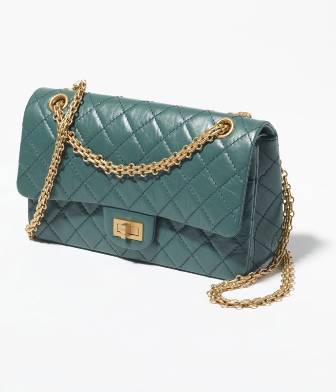 Tmavě zelená verze Chanel 2.55 z telecí kůže se zlatým kovem. Doporučená cena 244 500 Kč