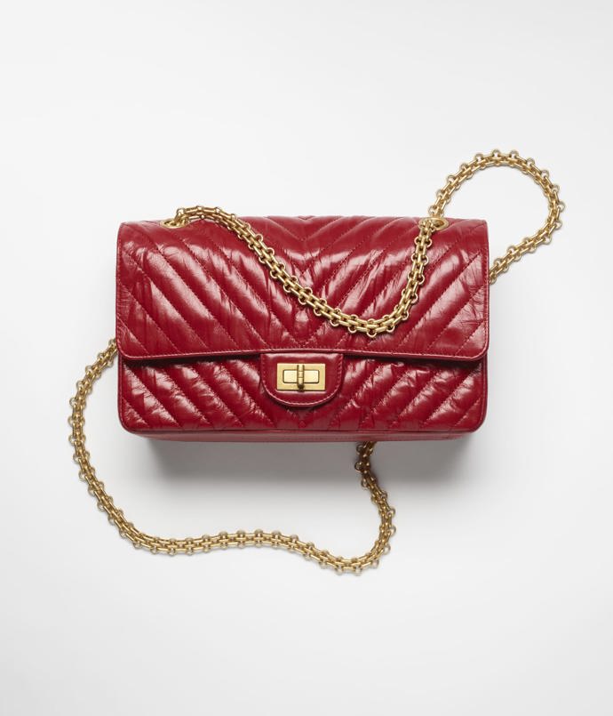 Červená verze slavné kabelky Chanel 2.55, jejíž rozměry jsou 16×24×7,5 cm. 