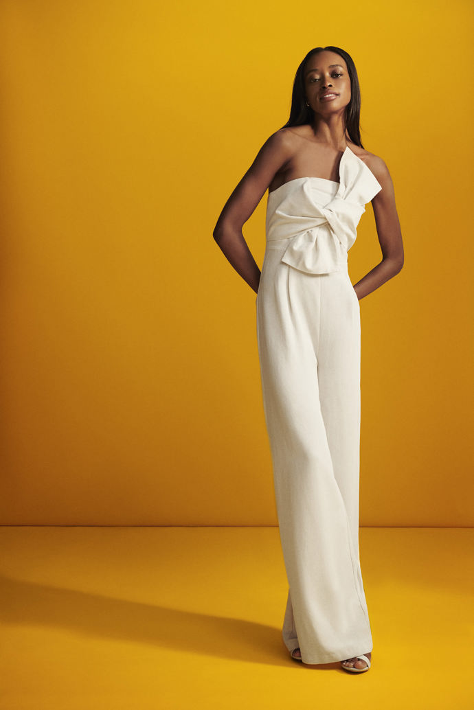 Za žádných okolností se nevzdávejte podobných skvostů. Děsí vás odhalené paže? Přidejte prodloužené sako či koženou bundičku a není třeba panikařit. Lněný overal z nové online kolekce C&A pořídíte za 50 eur.