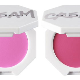 Tvářenky Cheeks Out Freestyle Cream od Fenty Beauty v odstínech Bikini Martini a Crush on Cupid (vpravo) odpovídají líčkám, které má zpěvačka na předchozím snímku. K dostání v Sephoře za 610 Kč.