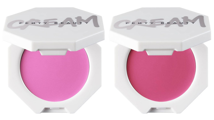 Tvářenky Cheeks Out Freestyle Cream od Fenty Beauty v odstínech Bikini Martini a Crush on Cupid (vpravo) odpovídají líčkám, které má zpěvačka na předchozím snímku. K dostání v Sephoře za 610 Kč.