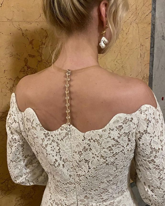 Průhlednou látku na šatech prozrazovaly jen knoflíčky na zádech. Jana doplnila model Zuzany Kubíčkové šperky od Zdeňka Vacka. 