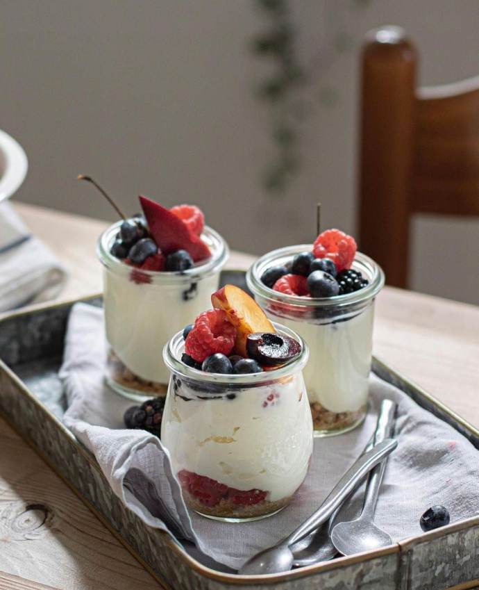 Skleničkový cheesecake s ovocem, který si můžete vzít s sebou na piknik nebo na zahradu.