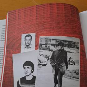 Svými vlasatými fotkami se pochlubil ve své autobiografické knize. 