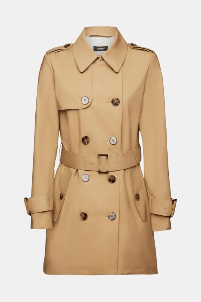 Zkrácenou variantu v kvalitním krejčovském zpracování nabízí za 3 990 Kč značka Esprit.