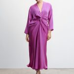 Pokud se necítíte na koženku, zkuste řasené šaty z Manga, které jsou k dostání do velikosti 4XL. Cena saténových šatů 1 999 Kč.