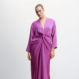 Pokud se necítíte na koženku, zkuste řasené šaty z Manga, které jsou k dostání do velikosti 4XL. Cena saténových šatů 1 999 Kč.