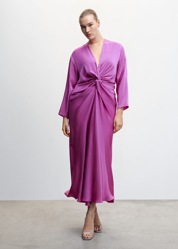 Pokud se necítíte na koženku, zkuste řasené šaty z Manga, které jsou k dostání do velikosti 4XL. Cena saténových šatů 1 999 Kč.